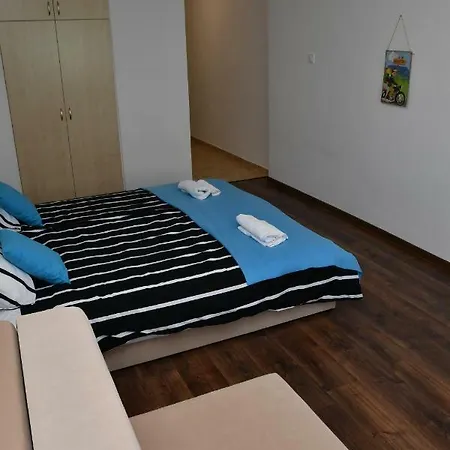 Strandi شقة Balatonalmádi